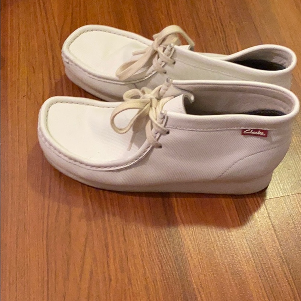 Men’s size 7M Clarks white shoes